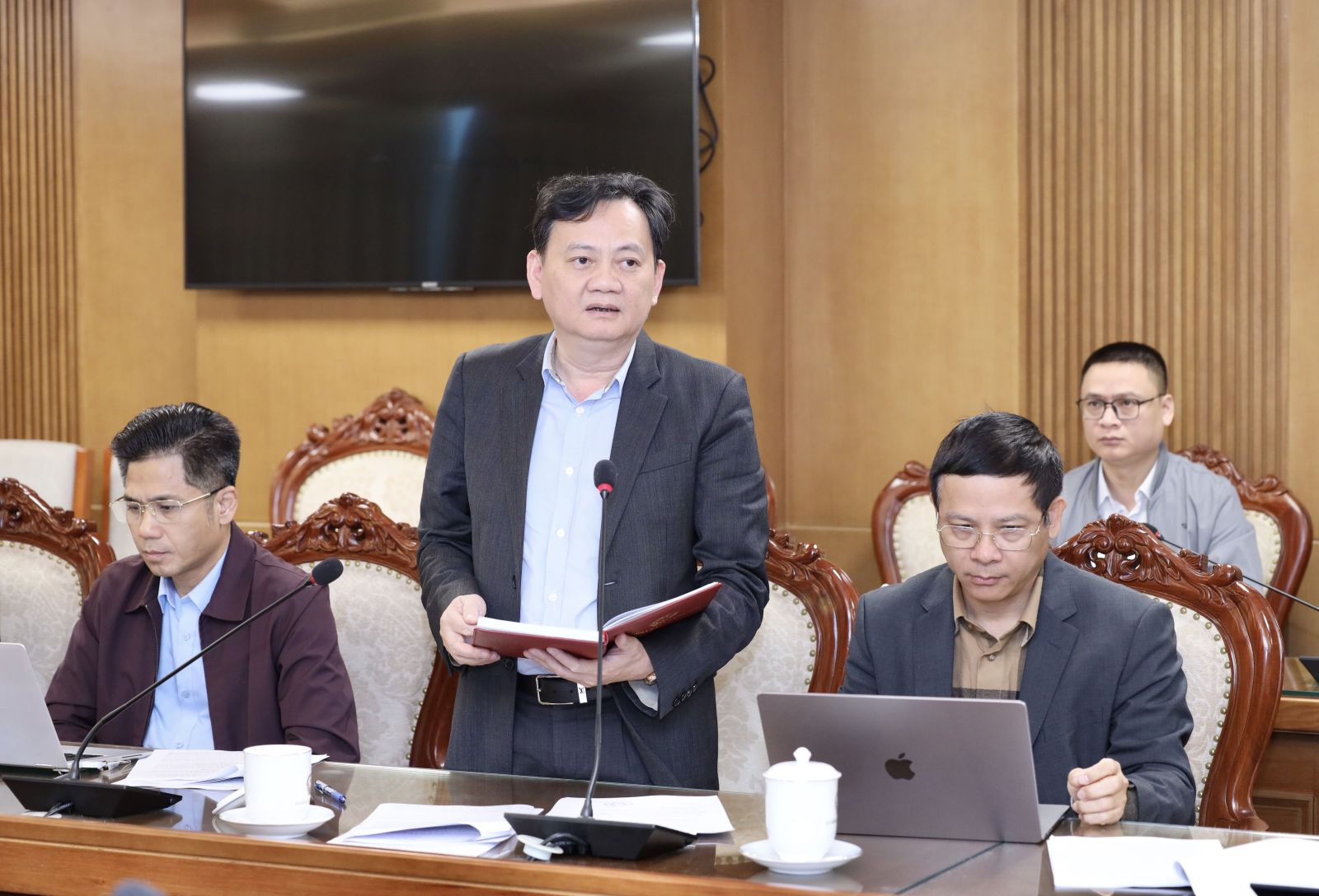 Đại diện các đơn vị thuộc Bộ GDĐT tham dự phiên họp