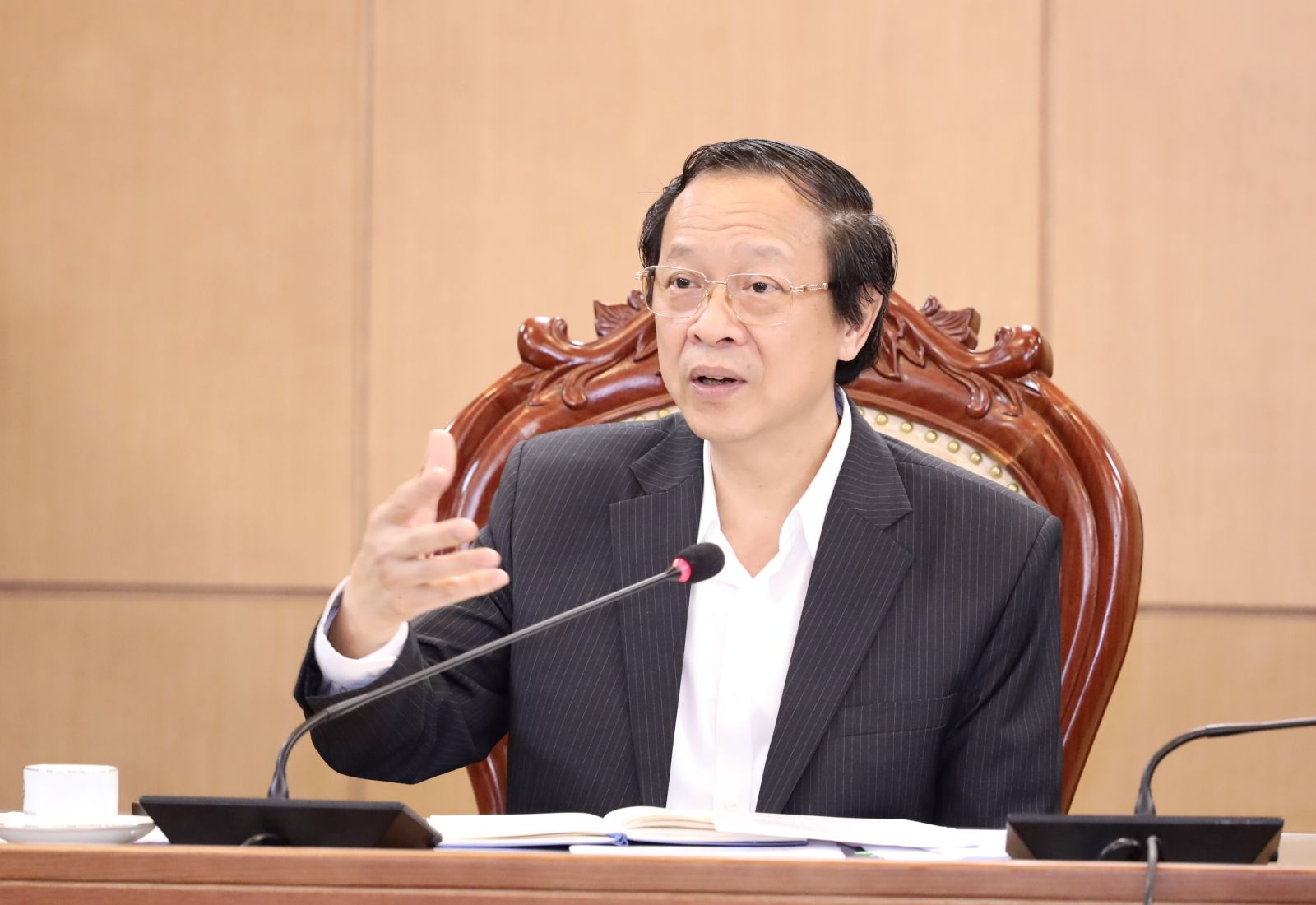 Thứ trưởng Thường trực Phạm Ngọc Thưởng phát biểu tại phiên họp