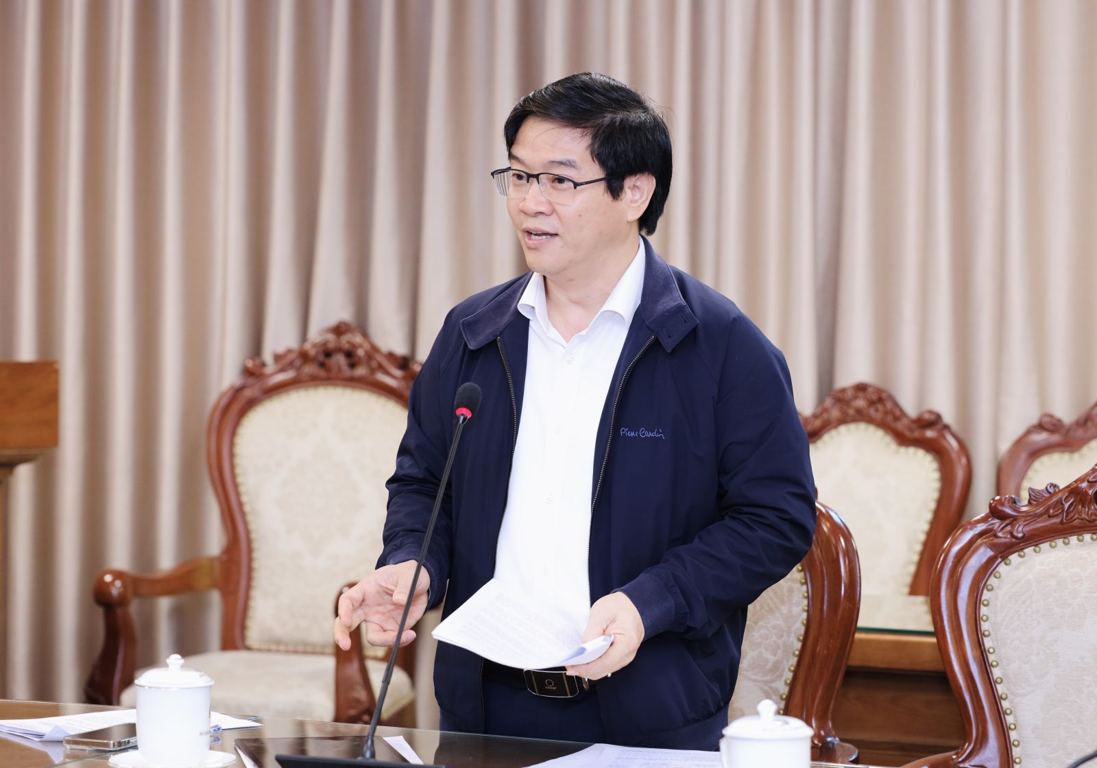 Vụ trưởng Vụ Giáo dục Phổ thông Thái Văn Tài báo cáo tại phiên họp